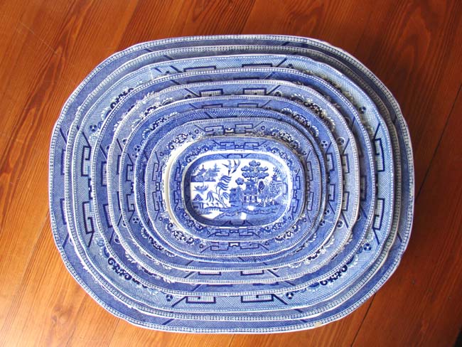 An Assembled and Graduated Set of Nine English Willow Pattern serving Platters circa 1880-1920 — image 2